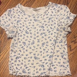 Arizona Jean Company Women’s White and Blue Floral Tee